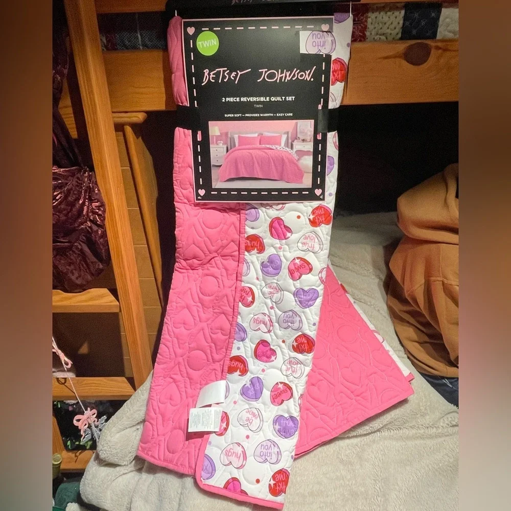NWT Betsey Johnson Reversible Twin Conversation Heart Quilt and Sham Set